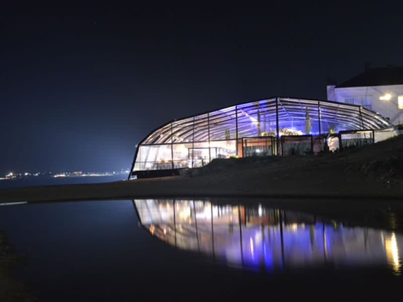 Interior de carpa personalizada con cielorraso e iluminación