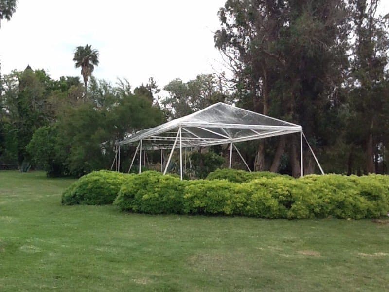 Carpa personalizada con cerramiento lateral transparente