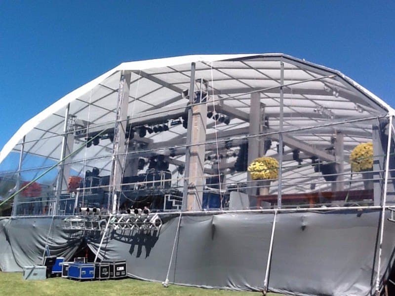 Interior de carpa personalizada con cielorraso e iluminación