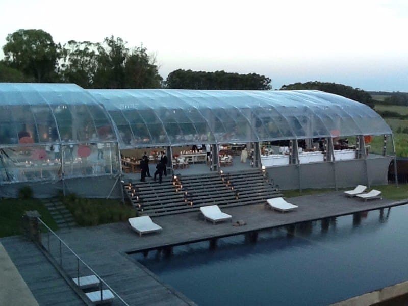 Carpa personalizada con cerramiento lateral transparente