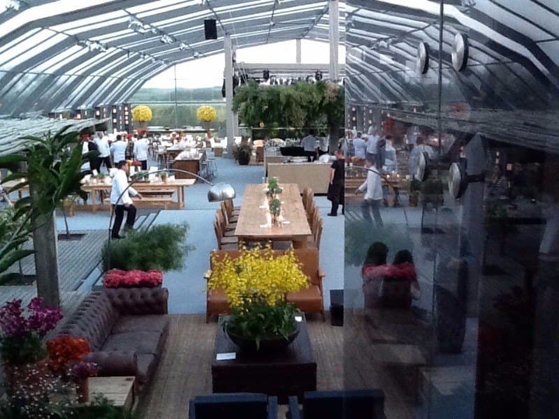 Interior de carpa personalizada con cielorraso e iluminación