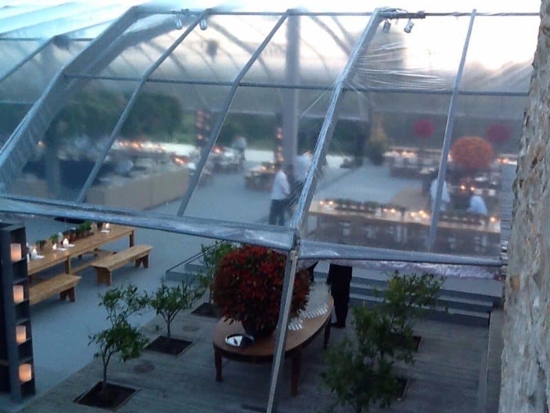 Carpa personalizada con cerramiento lateral transparente