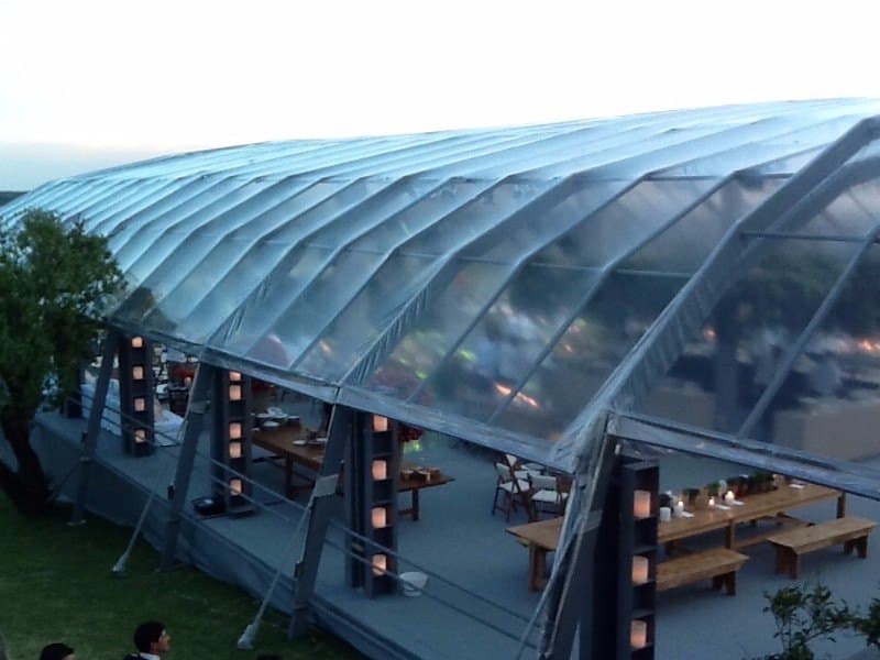 Montaje de carpa a medida para casamiento al aire libre