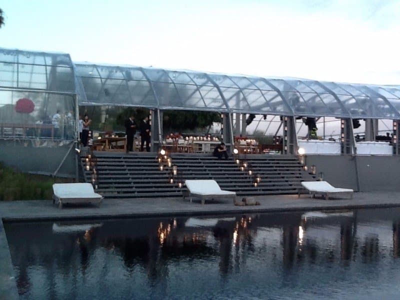 Interior de carpa personalizada con cielorraso e iluminación