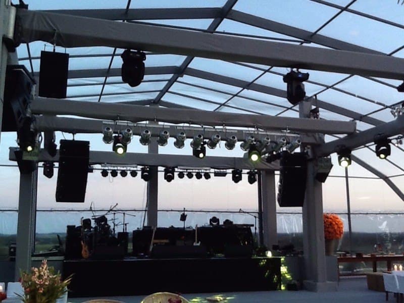 Carpa personalizada con cerramiento lateral transparente