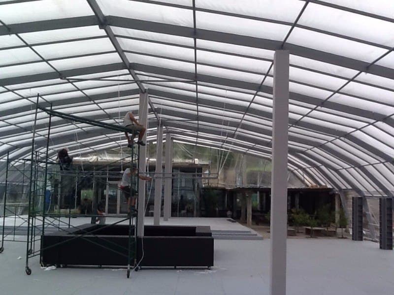 Interior de carpa personalizada con cielorraso e iluminación