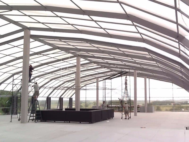 Carpa personalizada con cerramiento lateral transparente