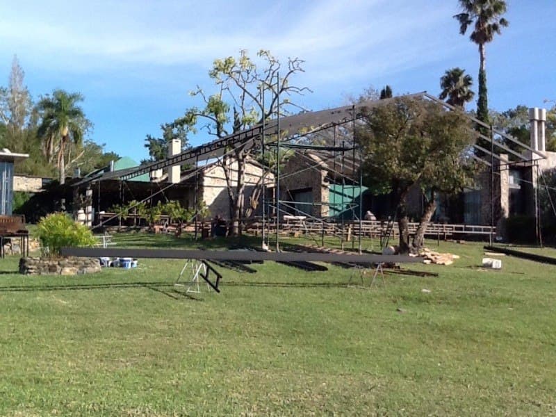 Interior de carpa para matrimonio con piso de madera