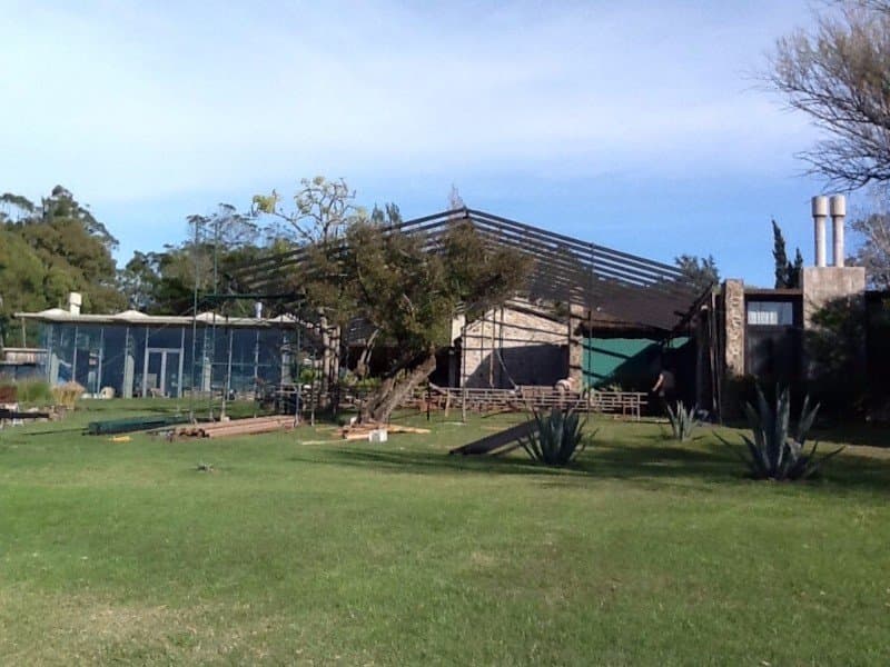 Montaje de carpa para boda en chacra Punta del Este