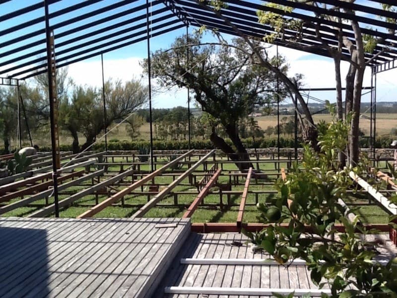 Carpa para evento de boda con decoración interior