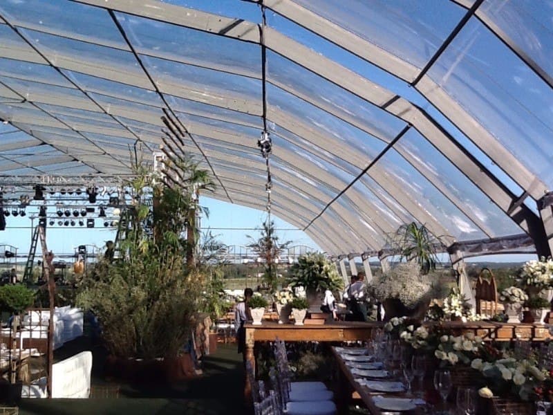 Interior de carpa para matrimonio con piso de madera