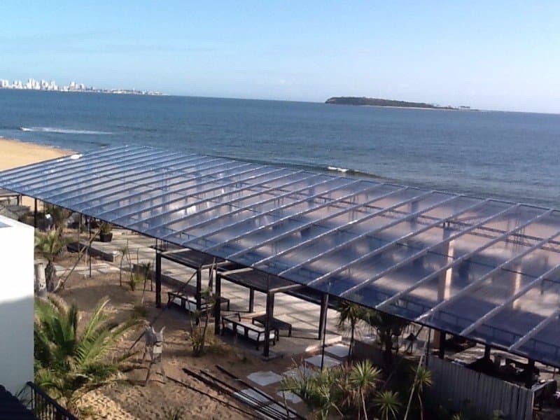 Interior de carpa para matrimonio con piso de madera