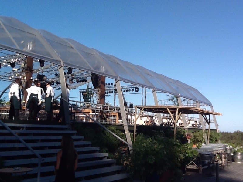 Carpa para evento de boda con decoración interior