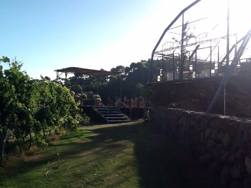 Interior de carpa para matrimonio con piso de madera
