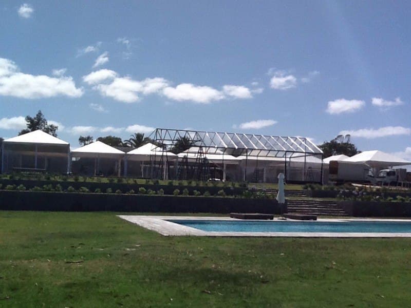 Montaje de carpa para boda en chacra Punta del Este