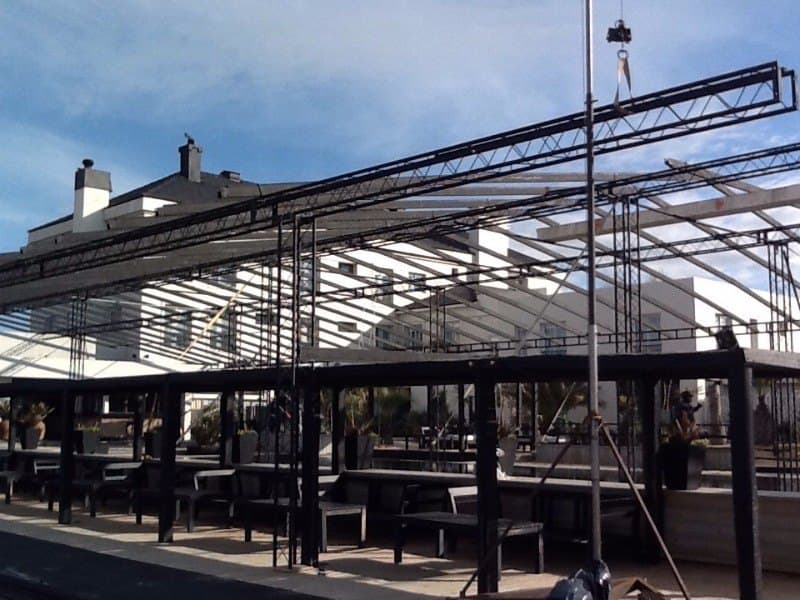 Carpa para evento de boda con decoración interior