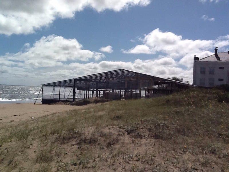 Interior de carpa para matrimonio con piso de madera