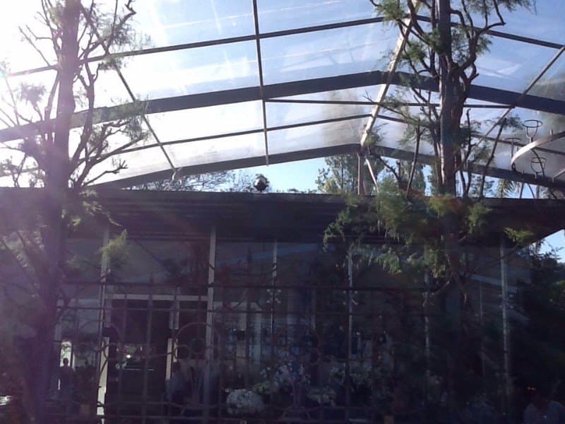 Interior de carpa para matrimonio con piso de madera