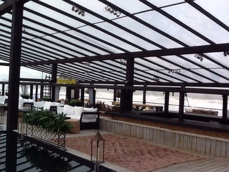 Interior de carpa para matrimonio con piso de madera