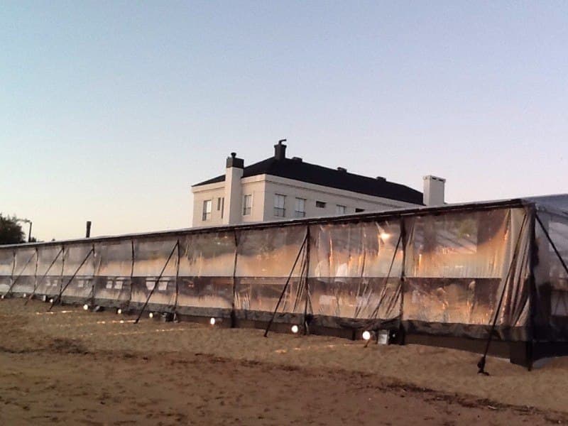 Carpa para evento de boda con decoración interior