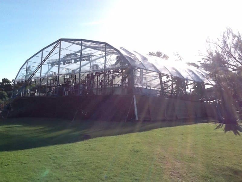 Interior de carpa para matrimonio con piso de madera