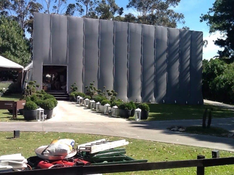 Carpa para evento de boda con decoración interior
