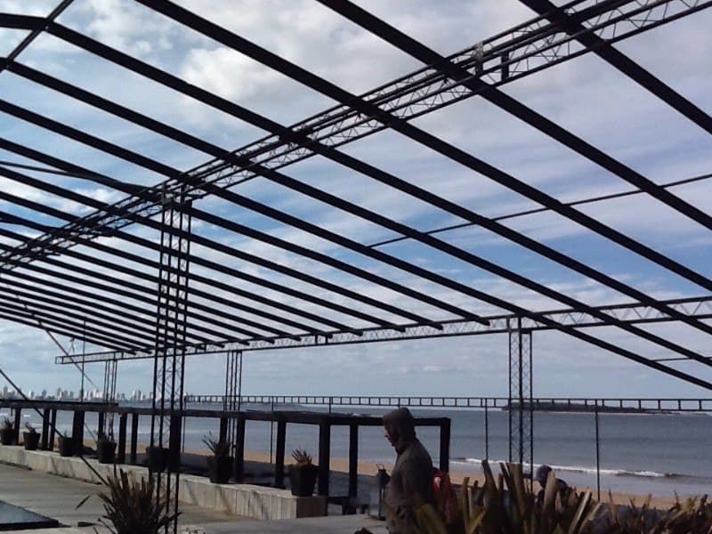 Montaje de carpa para boda en chacra Punta del Este