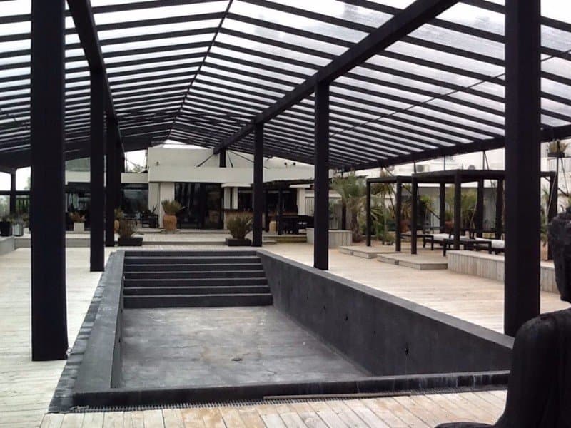 Interior de carpa para matrimonio con piso de madera