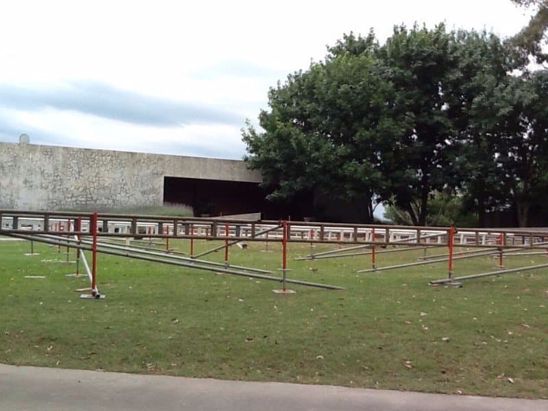 Carpa para evento de boda con decoración interior