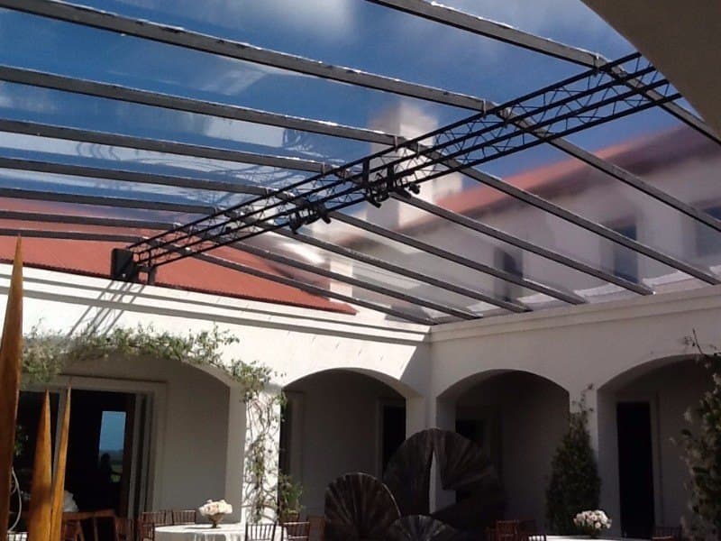 Interior de carpa para matrimonio con piso de madera