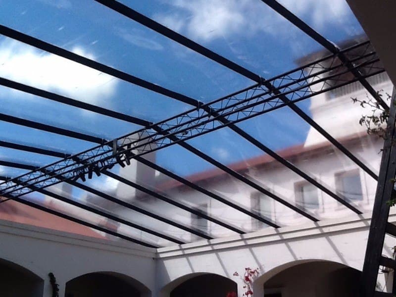 Carpa para evento de boda con decoración interior