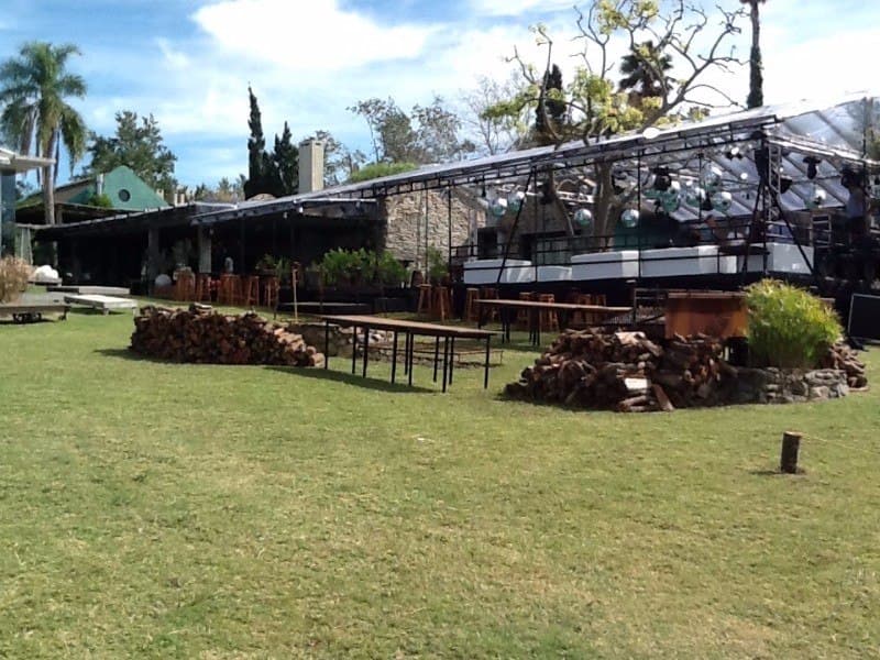 Carpa para evento de boda con decoración interior