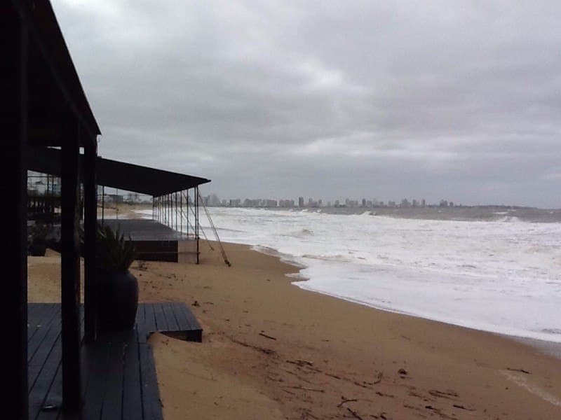 Carpa para evento de boda con decoración interior