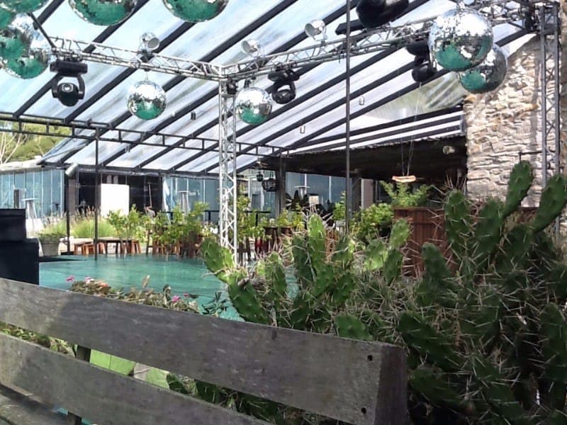 Interior de carpa para matrimonio con piso de madera