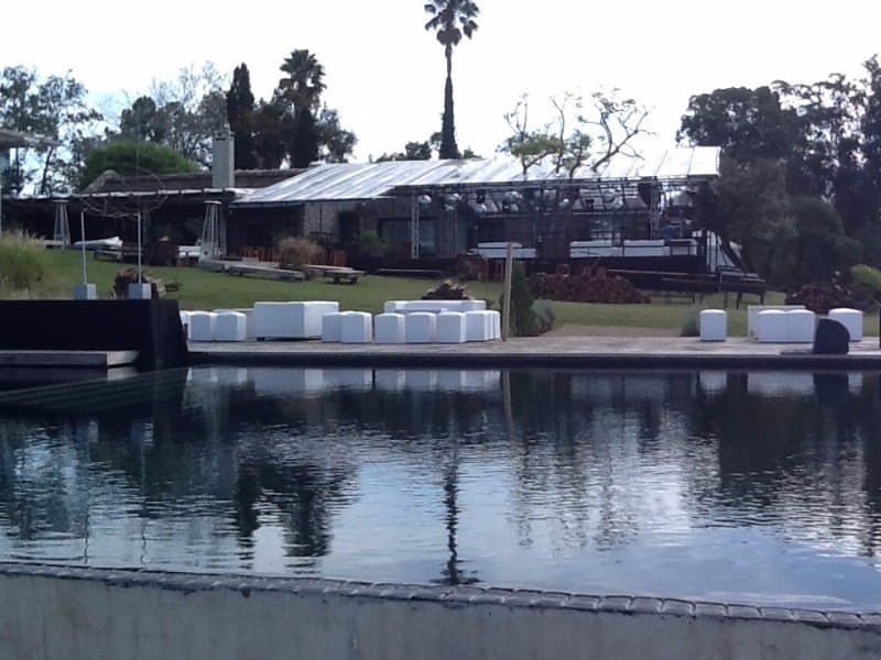 Montaje de carpa para boda en chacra Punta del Este
