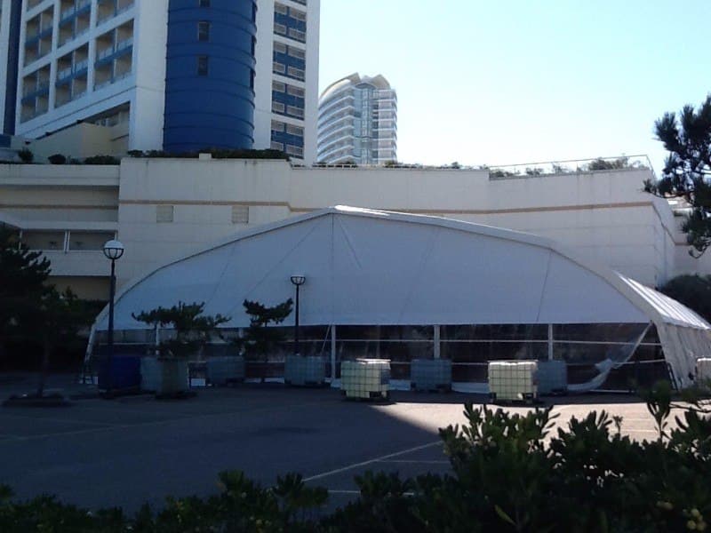 Interior de carpa para congreso con tarima