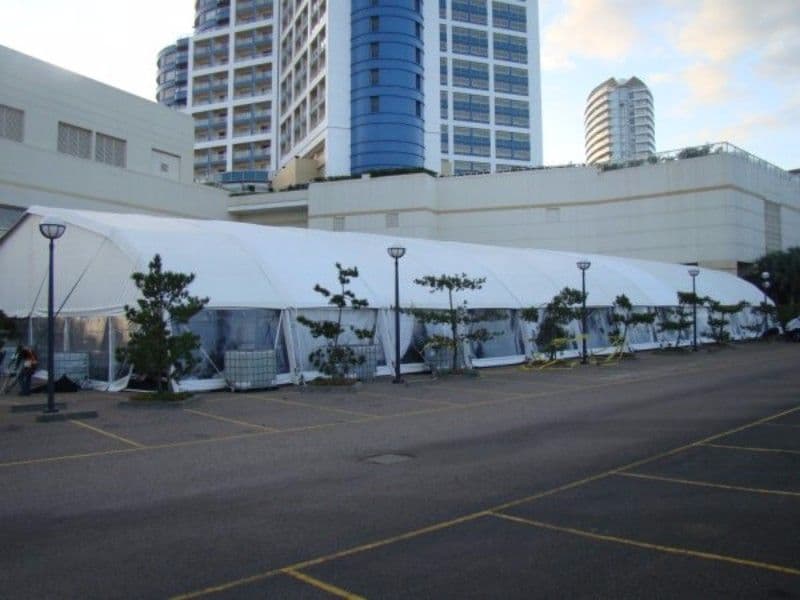 Interior de carpa para congreso con tarima