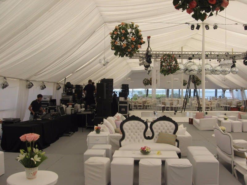 Piso de madera montado dentro de carpa para evento