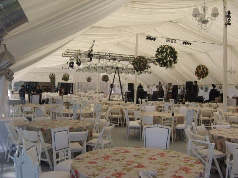 Mesas y sillas alquiler para evento en Punta del Este