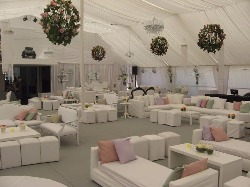 Equipamiento completo interior de carpa para congreso