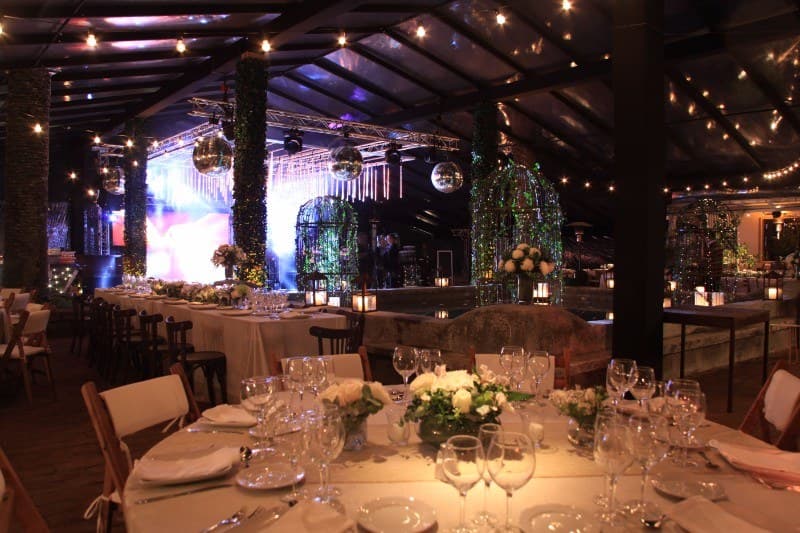 Sendero de madera conectando carpa con estacionamiento