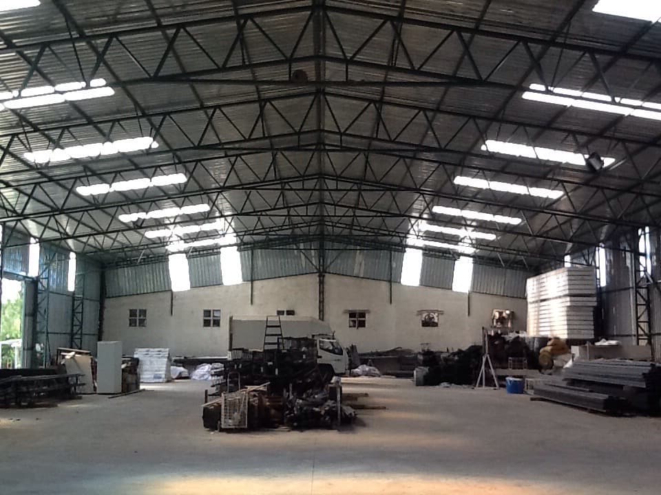 Galpón de 24 metros de ancho para exposición industrial