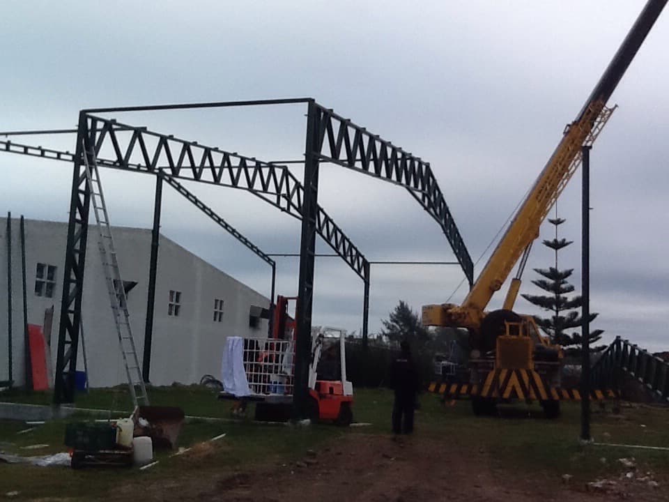 Galpón temporal de aluminio y acero para evento corporativo