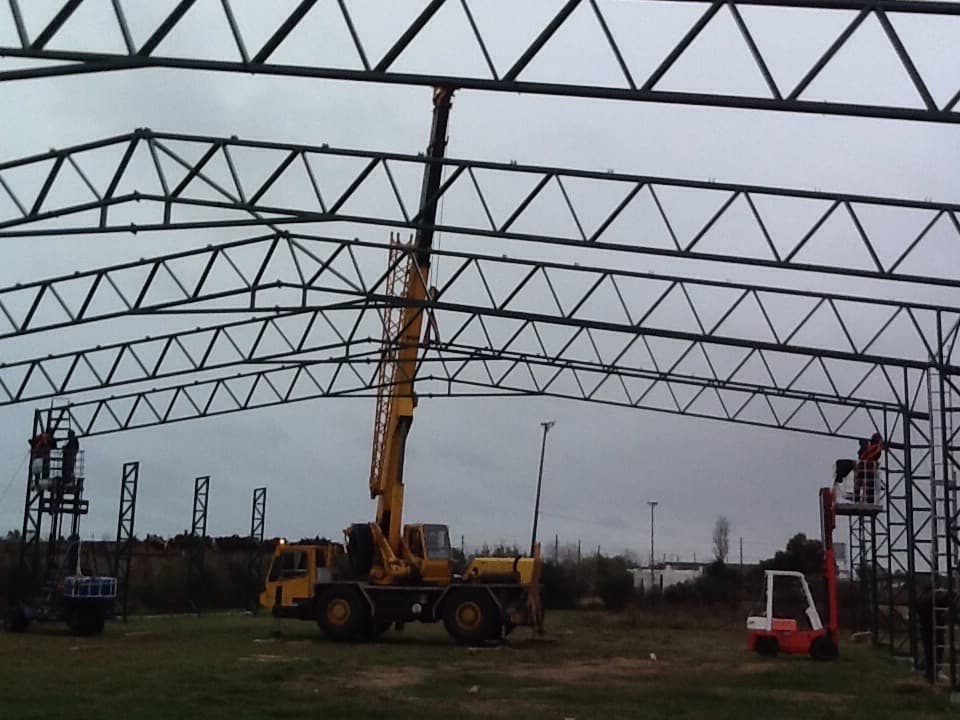 Estructura de galpón desmontable para feria Punta del Este