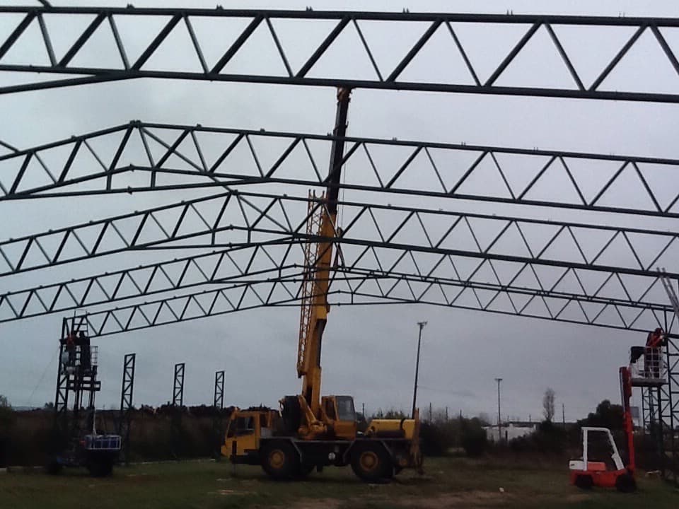 Galpón de 24 metros de ancho para exposición industrial