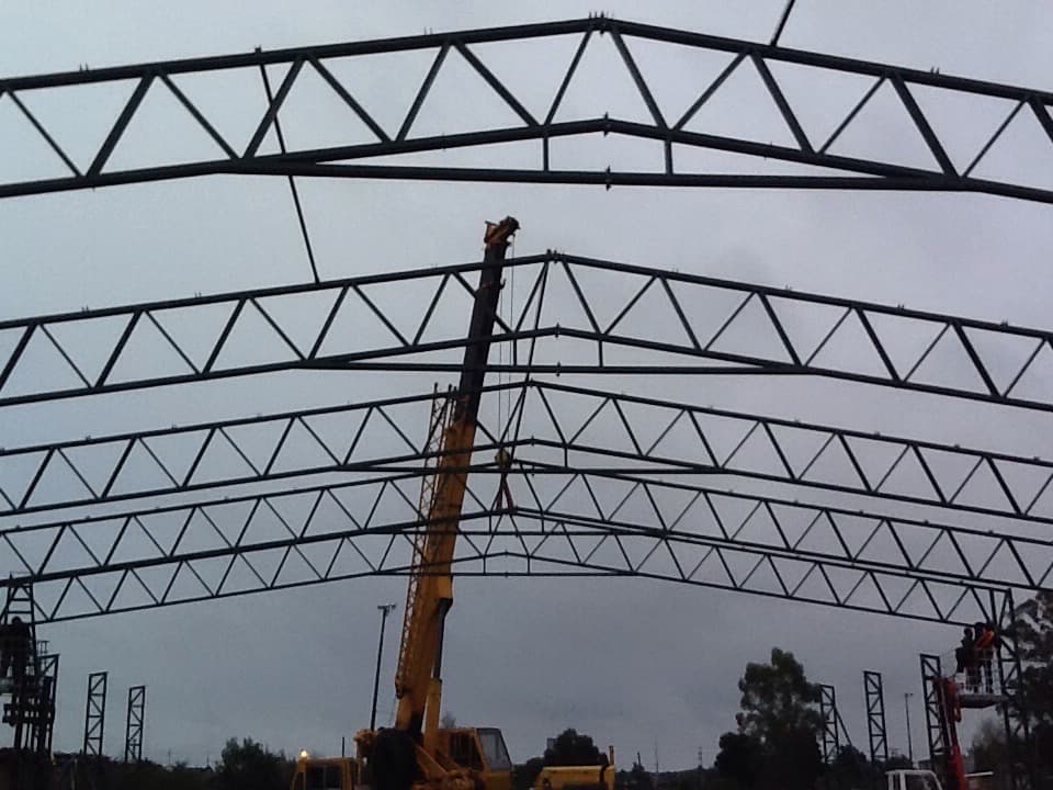 Interior de galpón temporal con cerramiento lateral