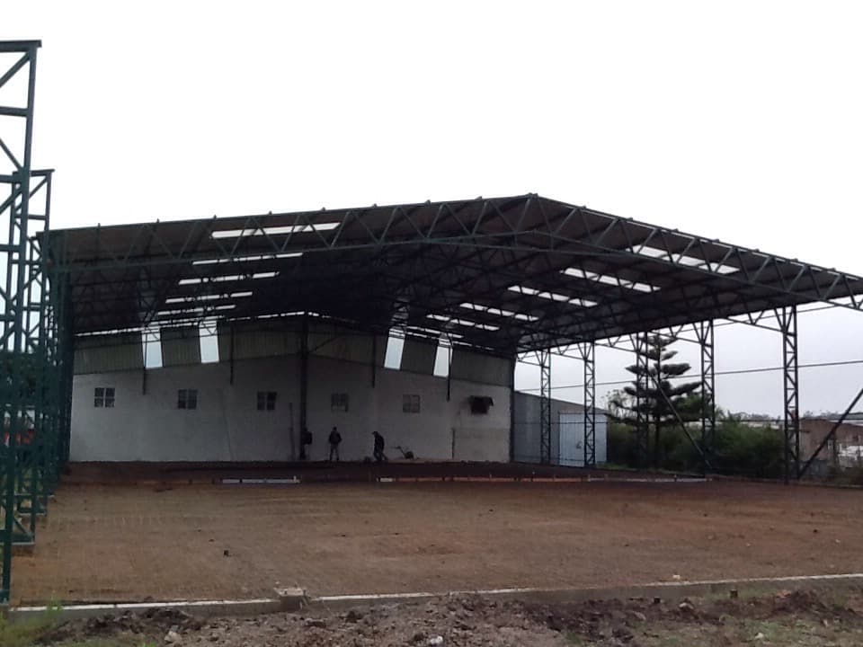 Galpón temporal de aluminio y acero para evento corporativo