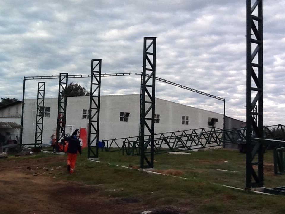 Galpón de 24 metros de ancho para exposición industrial