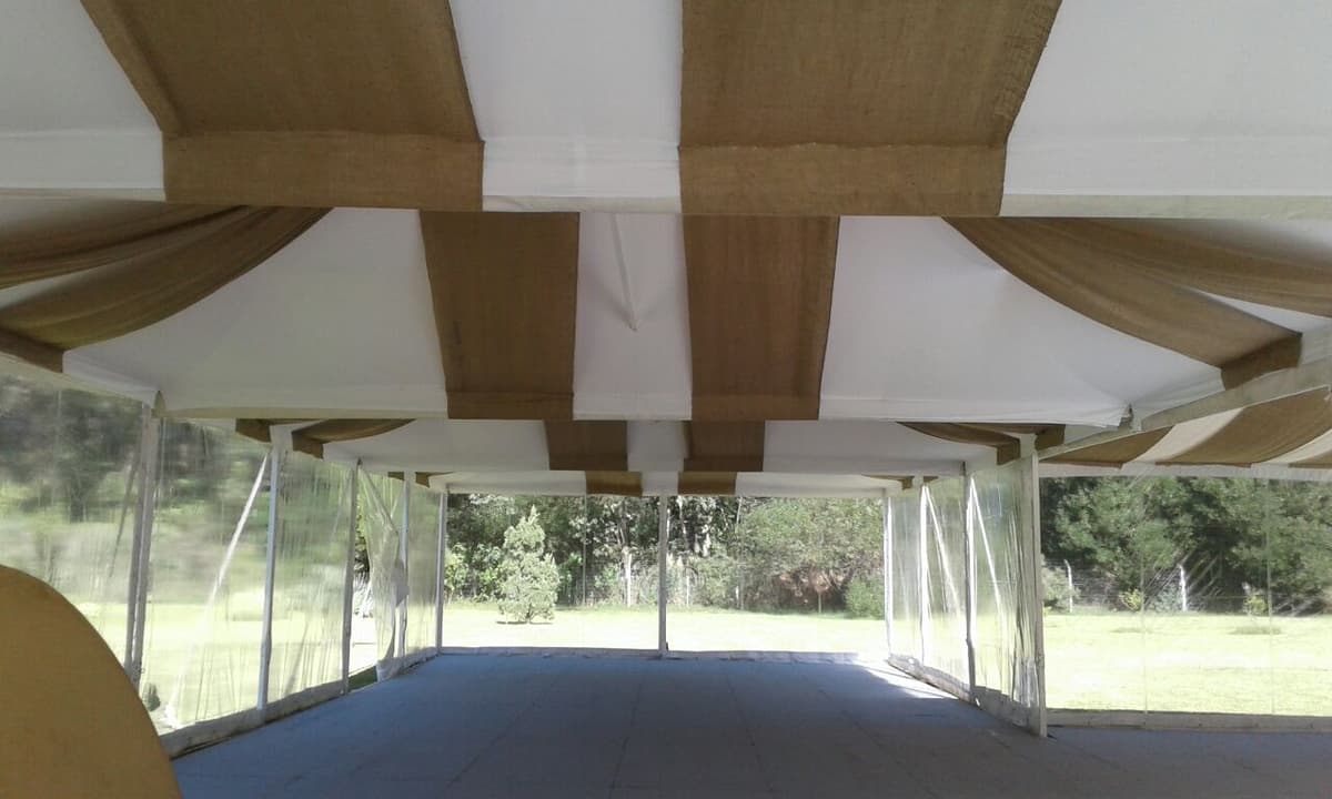 Módulos de gazebos unidos para estructura grande