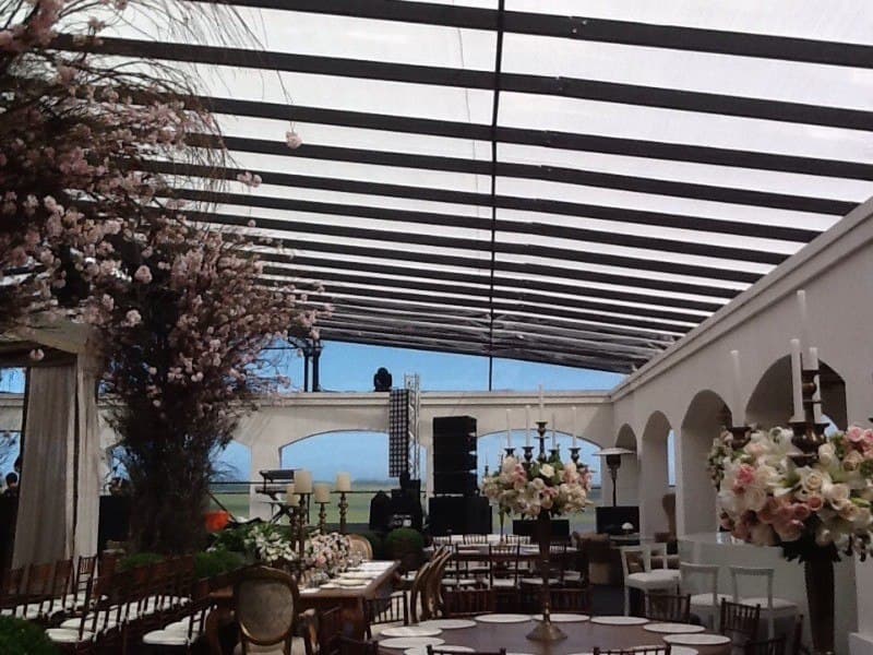 Toldo blanco montado para fiesta en jardín, Uruguay